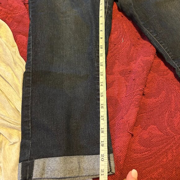 Levi's signature Denim Modern Capri roll-cuff dark wash jeans.  Women's size 18W - Picture 5 of 8